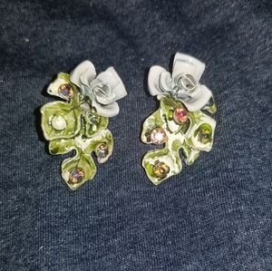 Nice Vintage clip on, floral earrings
